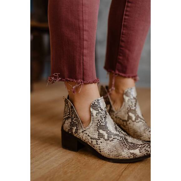 NEW VERVET BY FLYING MONKEY beaujolais high rise straight jeans in maroon - Picture 7 of 7